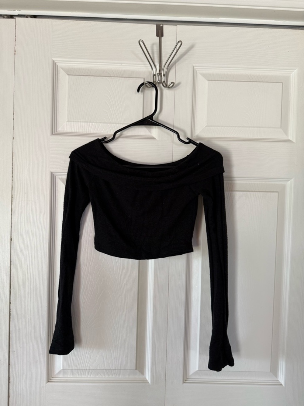 SHEIN Black Off-Shoulder Long Sleeve Crop Top